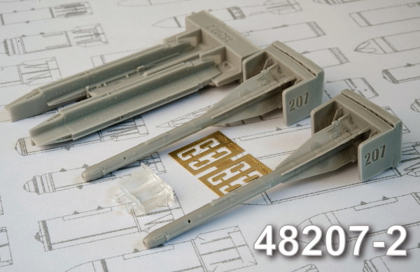 АМС 48207-2 Р-60 авиационная управляемая ракета класса «Воздух-воздух» с пусковым устройством П-62-2 (в комплекте две ракеты и П-62-2). (thumb10325)