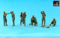 AR F7224       1/72 RAF WWII heavy bomber crew in high altitude outfit, full set (attach2 13127)