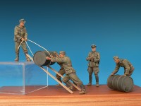 MA35256   German soldiers w/ fuel drums. Special edition (attach1 26929)